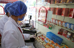 檢測人員去陸稿薦門店對所售產(chǎn)品進行抽樣檢測